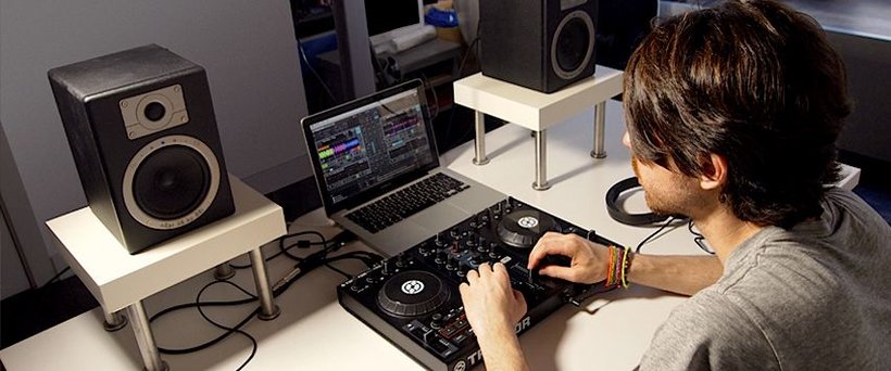 DJ con controladora vs DJ de Pioneer CDJ