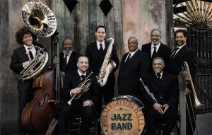 músicos vistiendo de negro