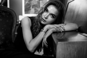 interprete vestida de negro