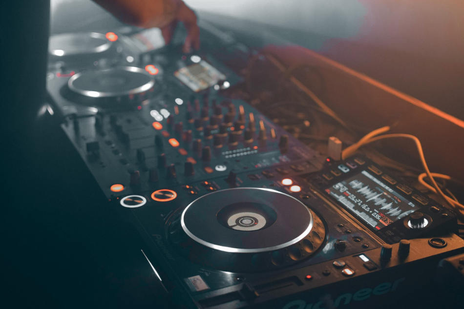 Conoce los CDJs de Pioneer a fondo. Cómo funcionan y qué opciones tienen.