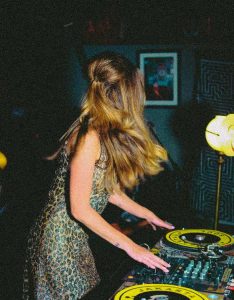 productor-dj-chica-dj