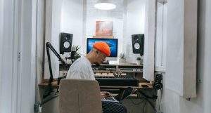 productor musical en el estudio casero