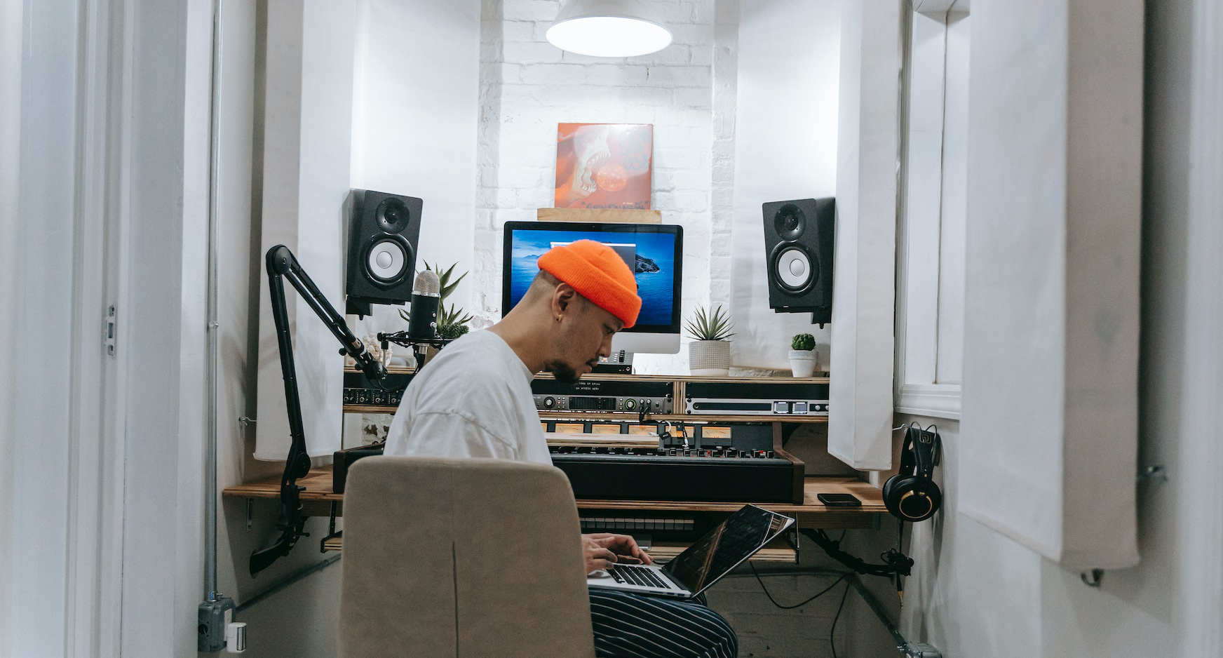 productor musical en el estudio casero