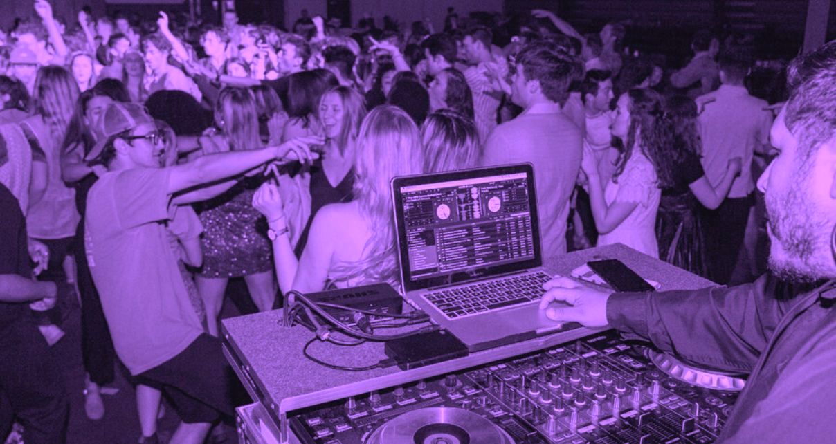 Cinco Trucos Secretos de los Mejores DJ para Preparar Música para Bodas y Fiestas Móviles ¡Descúbrelos Ahora!